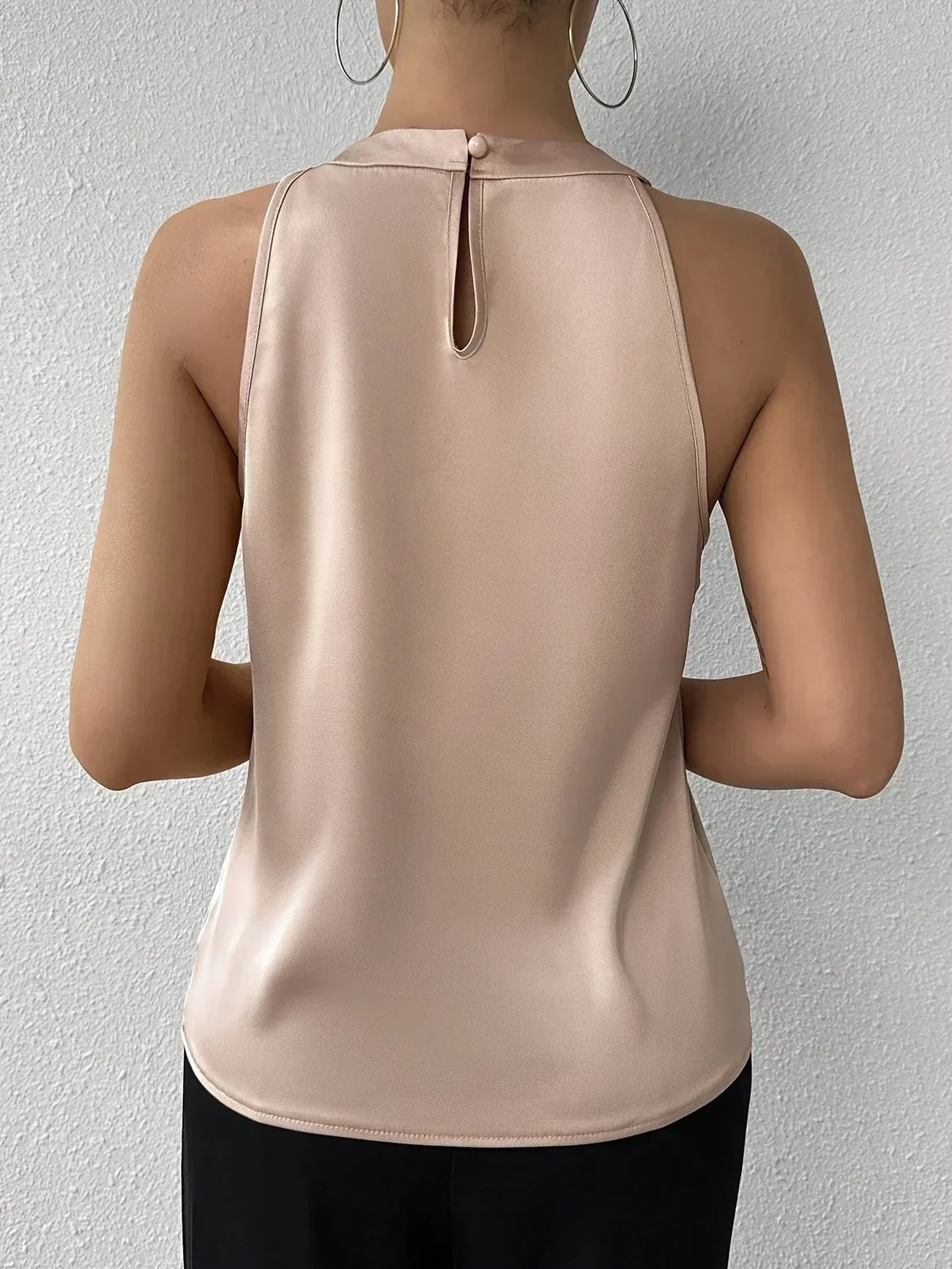 Nora™ | Elegant satängblus med bara axlar